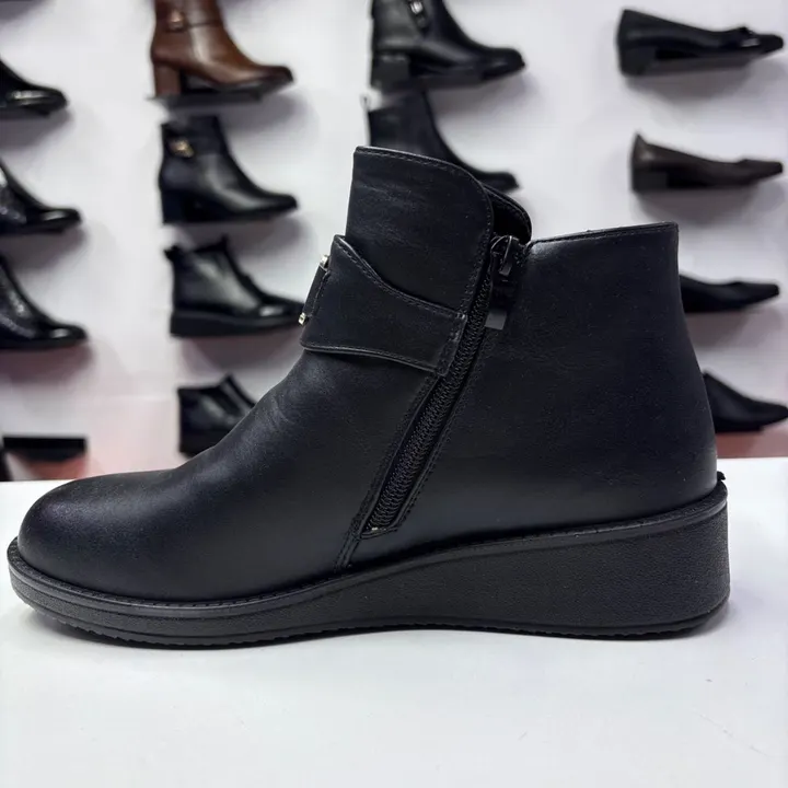 Ghete dama negre cu fermoar lateral si bareta cu accesoriu auriu, detaliu inchidere