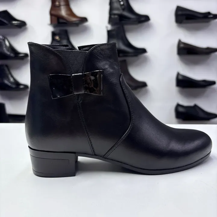 Ghete dama negre din piele, vedere laterala cu elastic si fundita din material lucios